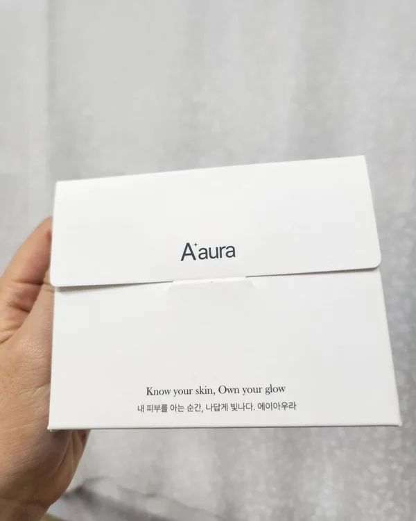 A.aura 봉투를 든 고객 사진